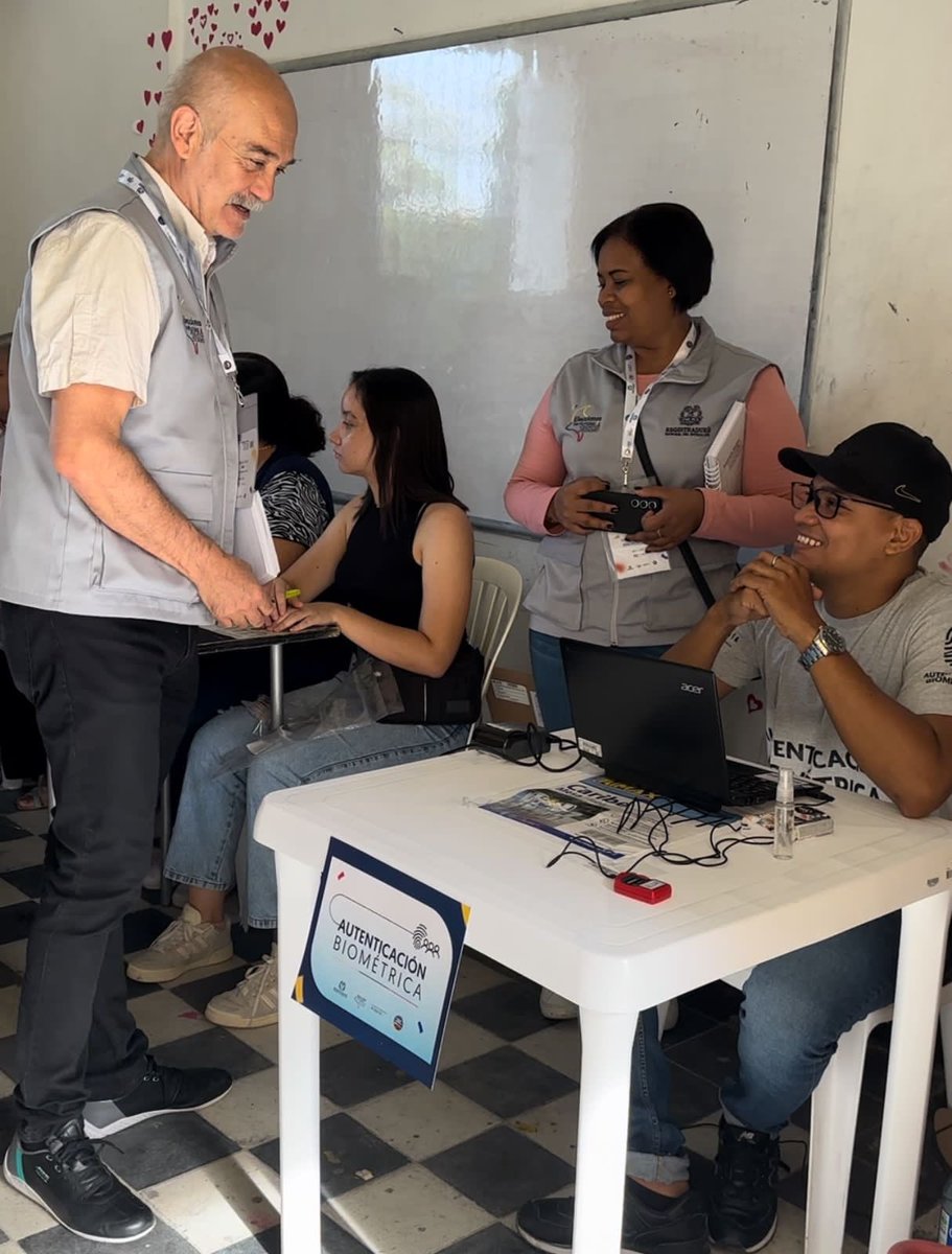 Registraduria's tweet photo. En Santa Marta📍, expertos del programa de Asistencia Técnica Internacional recorren los diferentes puestos de votación 🗳️ observando el funcionamiento del proceso para garantizar la transparencia en estas #EleccionesTerritoriales2023🇨🇴

#GarantesDeLaDemocracia https://t.co/M52gbZl2ed