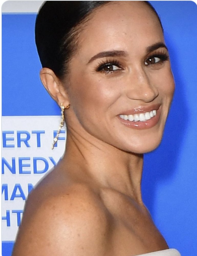 brewerelac's tweet photo. @theroyaleditor Much media coverage reduces Kate Middleton to just a foil in #MeghanMarkle's story. This is reflected on social media, where Kate is barely mentioned except in  reference to Meghan.

#SheWasRoyal #PrinceHarryandMeghan

Kate: Just A Foil In Meghan's Story
https://t.co/9Qf9Mc5KcW https://t.co/LOyYTjjO0L