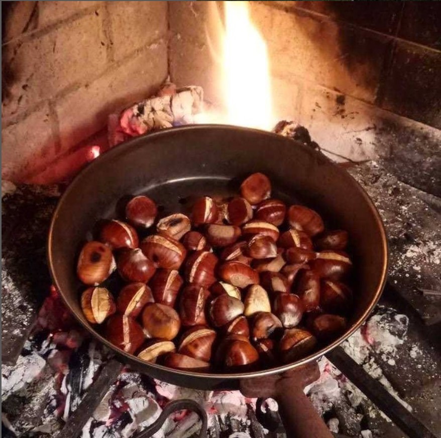 Discover the traditional chestnut festival of #Crastatone 🌰  

Tuesday 31st October - Sunday 5th November  

Celebrate the end of the #chestnutharvest and the arrival of winter with a festival full of events.   

Don’t miss out next year and join the festivities.