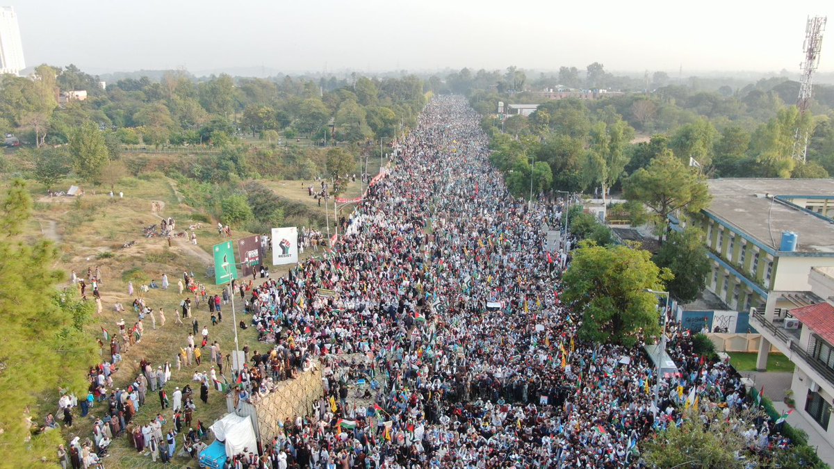 SirajOfficial's tweet photo. اسلام آباد میں لاکھوں لوگوں نے اہل غزہ سے اظہاریکجہتی کیا۔ پاکستانی قوم کے دل اہل فلسطین کے دلوں کے ساتھ دھڑکتے ہیں۔ حکومت پاکستان دیگر مسلم اور انصاف پسند ممالک سے مل کر غزہ پر بمباری رکوانے اور قبلہ اول کی آزادی کےلیے اپنا کردار ادا کرے
#PakistanGazaMarch https://t.co/hTy5dDEX7X