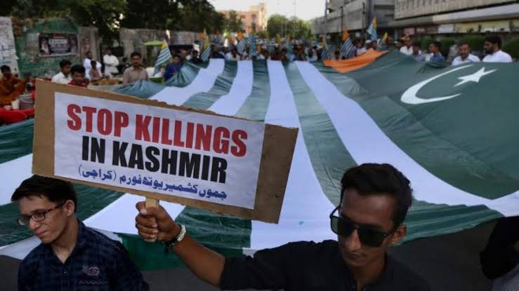 Bleed_GreenPK's tweet photo. The Predicament of Muslims in India and IIOJ&K: A Thread on Persecution and Contrast with Pakistan

The deplorable conditions of Muslims in IIOJ&K and throughout India demand the immediate attention of the international community. India's attempts to project a false sense of normalcy in IIOJ&K are a smokescreen hiding the harsh reality faced by Kashmiris and Muslims across the country.

Let's delve into the real face of India in IIOJ&K. Since 1947, more than 2,50,000 Kashmiris have lost their lives, and over 100,000 children have been orphaned due to the conflict. The numbers are staggering, but the cruelty doesn't end there.

Some grim statistics from 1989 onwards paint a harrowing picture:
96,000 extrajudicial killings, 161,967 cases of torture, 31,240 documented rapes, 109,885 properties destroyed, 7,000+ mass graves, 0.7 million active personnel, Curfew and E-Curfew after the abrogation of Article 370 and 35-A.
-IPRI

As Per US Harper magazine, there is only one doctor for 3060 x kashmiris while there is one soldier for every seven kashimiris. The incidents of rapes, forced disappearances, and killings have increased since the abrogation of Article 370 and 35-A:
- 2,363 cases of torture and critical injuries
- 792 extrajudicial killings
- 192 women gang-raped
- 21,256 civilians arrested

It's essential to highlight the stark contrast within IIOJ&K and Azad Kashmir. While Azad Jammu & Kashmir has its own legislative assembly, president, and prime minister, India has stripped IIOJ&K of its special status, relegating it to the status of a union territory, eroding its protection from demographic manipulations.

The United Nations Military Observer Group in India and Pakistan (UNMOGIP) has faced restrictions from India in IIOJ&K. There have been long delays in visa issuance, and no ceasefire has been reported since 1972 to prevent observers from visiting forward posts.

Contrasting this with the situation on the Pakistani side, in 2020/21, UNMOGIP conducted 666 observation post tasks, received 149 complaints of ceasefire violations, and investigated 141 complaints. It's a stark disparity.

When we examine the composition of the armed forces and bureaucracy, we find that many HIndu officers have risen to senior ranks in Pakistan. However, there are few such examples in the Indian Army, reflecting a significant lack of diversity and inclusion.

The plight of Muslims in mainland India is equally alarming. According to the Genocide Watch Report of April 2023, Modi's Hindutva agenda has fueled intolerance across the country, leading to a surge in anti-minority acts of terrorism.

In the New Delhi clashes, 2020, violence broke out as Muslims and others protested the Citizenship Amendment Act in New Delhi. Around fifty people were killed, most of them Muslim. Some BJP politicians helped incite the violence, and police reportedly did not intervene to stop Hindu mobs from attacking Muslims

In August 2022, BJP Government approved early release of 11 x men sentenced to life in prison for gang rape and murders during 2002 Gujarat anti-Muslim riots.

Under so-called "anti-terrorism laws," journalists have been detained for reporting anti-Muslim sentiments. Genocide Watch considers the BJP Government's actions to be a Stage 6: Polarization, Stage 7: Preparation, and Stage 8: Persecution. Modi's claims of "uplifting the Muslim community" are, unfortunately, a Stage 10: Denial.

According to Article 14's report of August 9, 2023:
- Indian Muslims live in highly segregated neighborhoods.
- Areas with a 100% Muslim population are deprived of basic amenities and educational opportunities.
- Government-supplied public services are less likely to be found in neighborhoods with a high Muslim population.
- Electoral representation is nominal, with just 5% representation compared to a 15% population share.