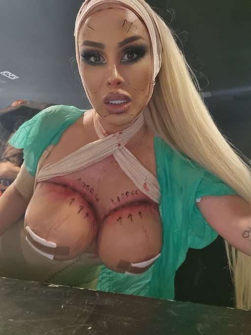 Halloween is here bby🎃🎃🎃🎃 Rt if you like my custom !!! What will be your outfit?? https://t.co/PPG7W