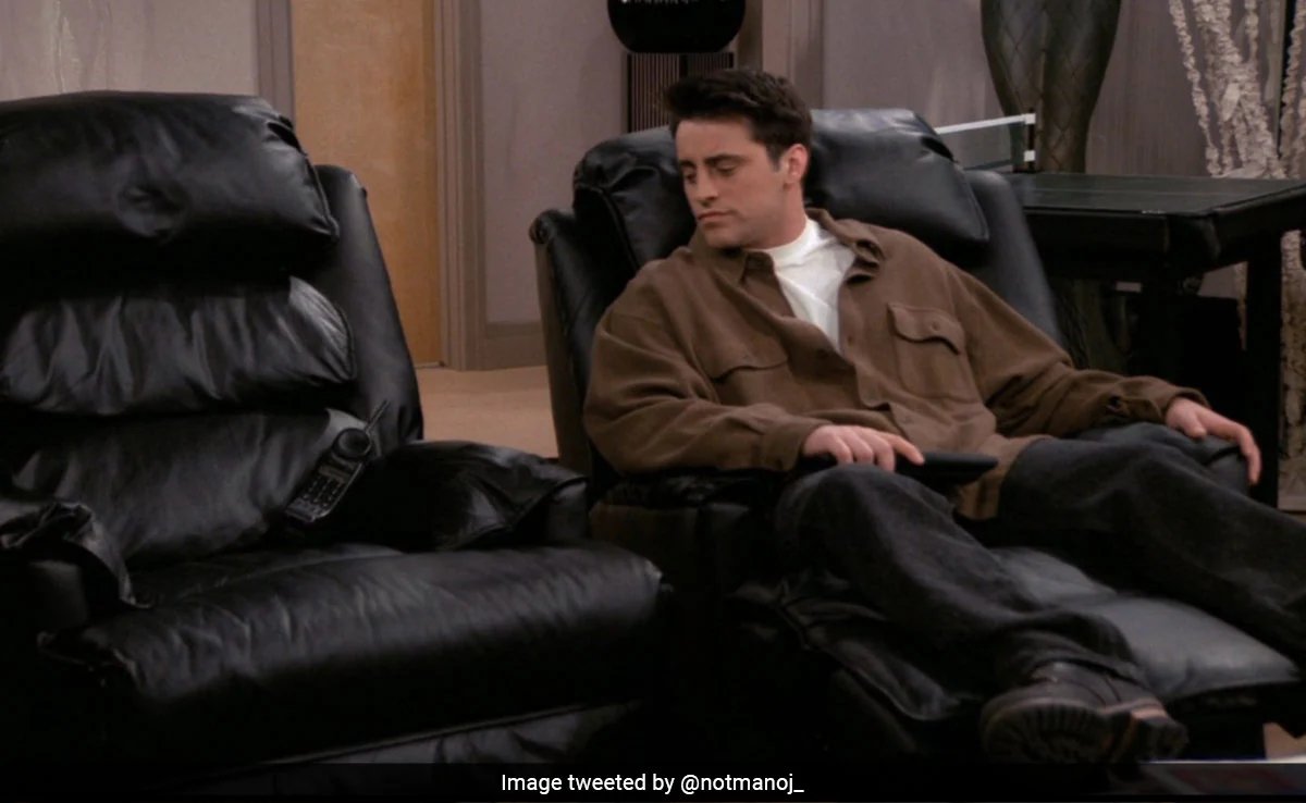 ndtv's tweet photo. Pic Of Joey Waiting For Chandler Goes Viral After Matthew Perry's Death
https://t.co/8LOBcYPP88 https://t.co/kpFORxGq1L
