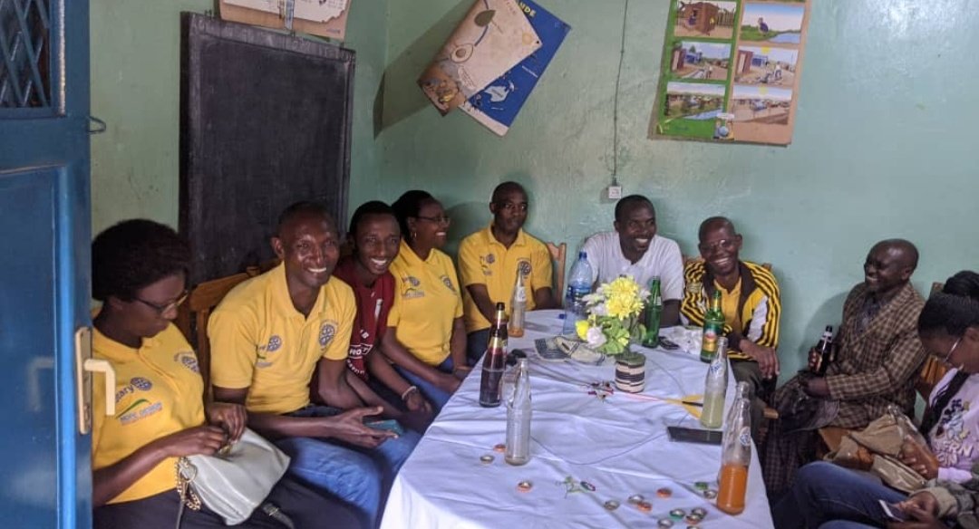 Cette semaine étant dédiée  à la #Polio, la famille #rotarienne de @NgoziProvince a choisi de visiter les personnes vivant avec un handicap physique de l'association #Twitezimbere.
#EndPolio
<a href="/BurundiRotary/">Rotary Burundi</a>
<a href="/RtcBurundi257/">Rotaract Burundi</a> 
<a href="/racbujumbura/">Rotaract_club_bujumbura</a> 
<a href="/RctD9150/">Rotaract D9150</a>