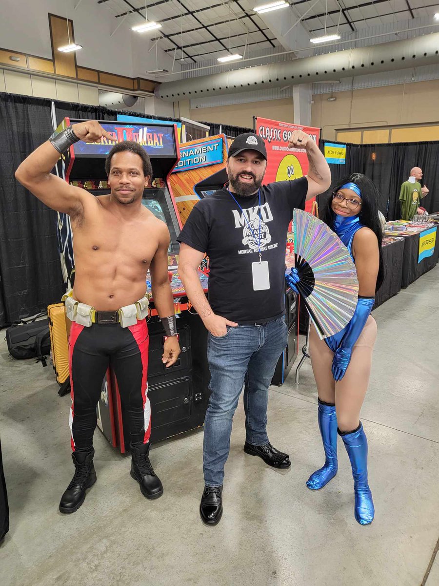RealmKast's tweet photo. The Realm Kast's FANTiM with @masterpesina, @CarlosPesina, @Igor_pie_face (Raiden), @Staytinylia (Kitana), &amp; @siqaraminmassaquoi (Jax) at @MusicCityMultiCon!

#MortalKombat #MortalKombat1 #MK1 #JohnnyCage #Scorpion #SubZero #Reptile #Raiden #Kitana #Jax #MusicCityMultiCon https://t.co/rRODlefhZH