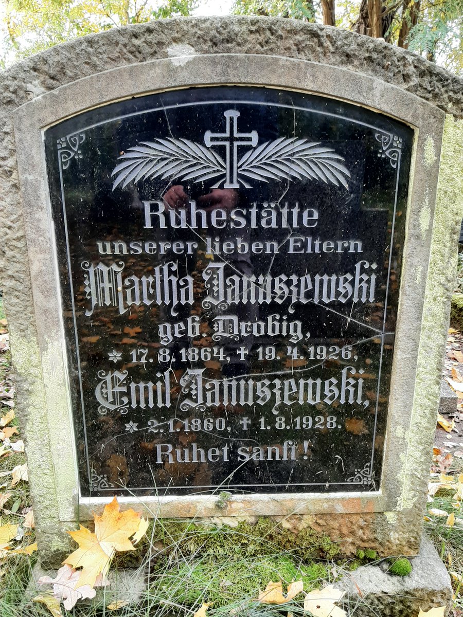 LemmusK's tweet photo. Stary cmentarz w Brzegu Dolnym piastuje tajemnicę rodziny Januszewskich. Oto 19 kwietnia 1926 roku umiera pani Marta. 6 września tegoż roku umiera pan Gustaw, zapewne jej syn. Niespełna 2 lata później - pan Emil, mąż pani Marty.
Złośliwy los zapisał ich epitafia szwabachą... 🤪 https://t.co/kAsRtVcoaE