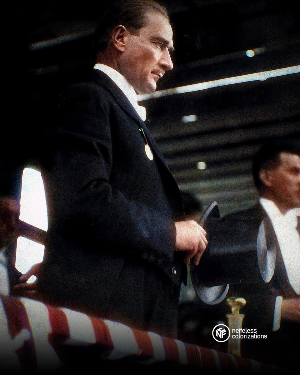 Cumhuriyet Atatürk için her şeyden evvel anayasa ve kanun demektir, meclis demektir. Bugünün Türkiyesi’nden yeni bir müteşebbis sınıfın, dünyaya açılan bir ticaretin, dünya ordularını talim ettiren bir ordunun bulunması onun hayalidir. Bugün etrafımızdaki coğrafyalar kaynıyor.