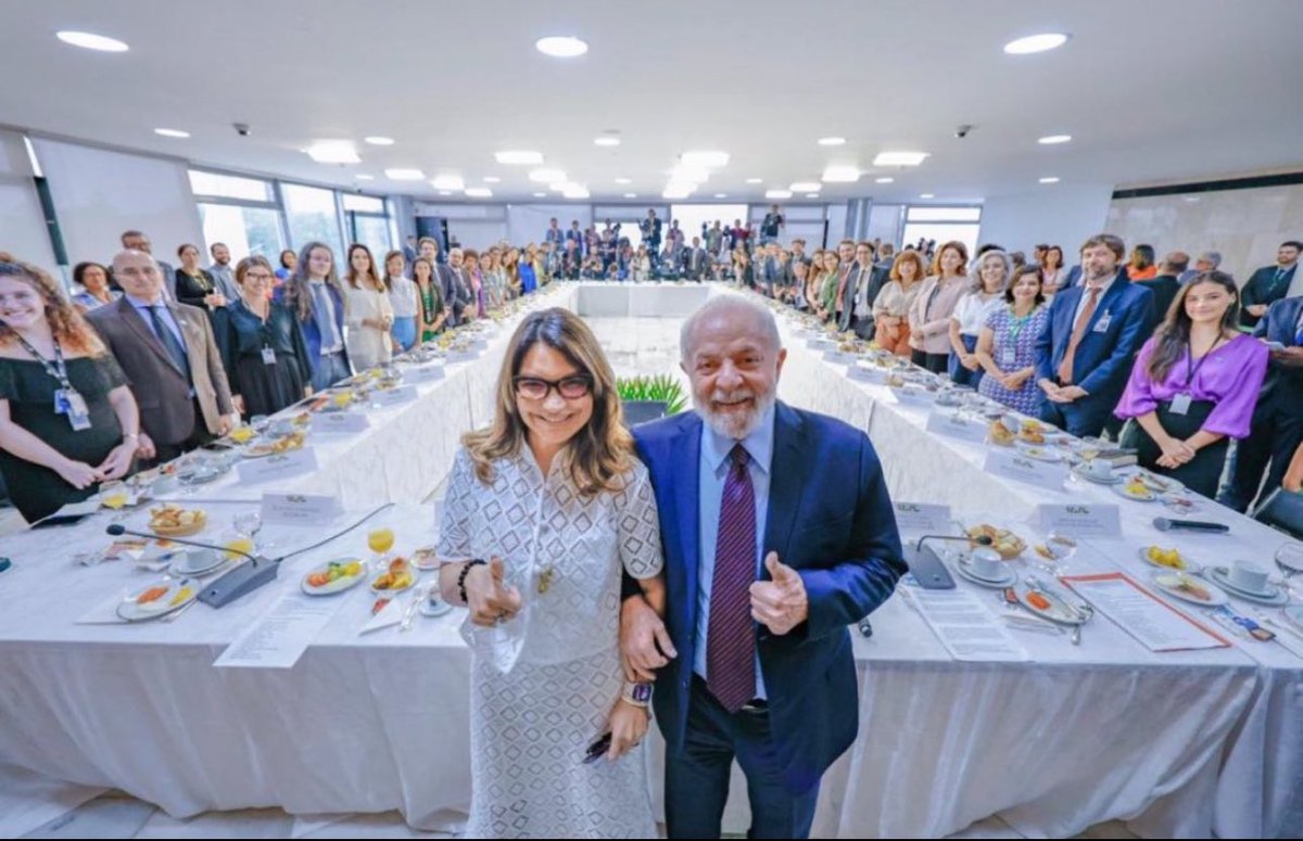 Pavinatto's tweet photo. Temos que tirar o chapéu para a diversidade nessa foto de comemoração: que outro governo se sentou à mesa com tantos pretos, pardos, indígenas e pessoas com deficiência e transexuais?
Elogios quando tem que elogiar: inclusão social é uma realidade. https://t.co/Tfm72DMbre