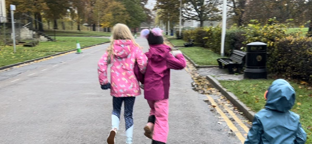KeriFickling's tweet photo. Walking the extra mile to end polio (in the pouring rain) with @RotaryElgin #extramile #endpolio #welliewalks https://t.co/4niYxVzk36