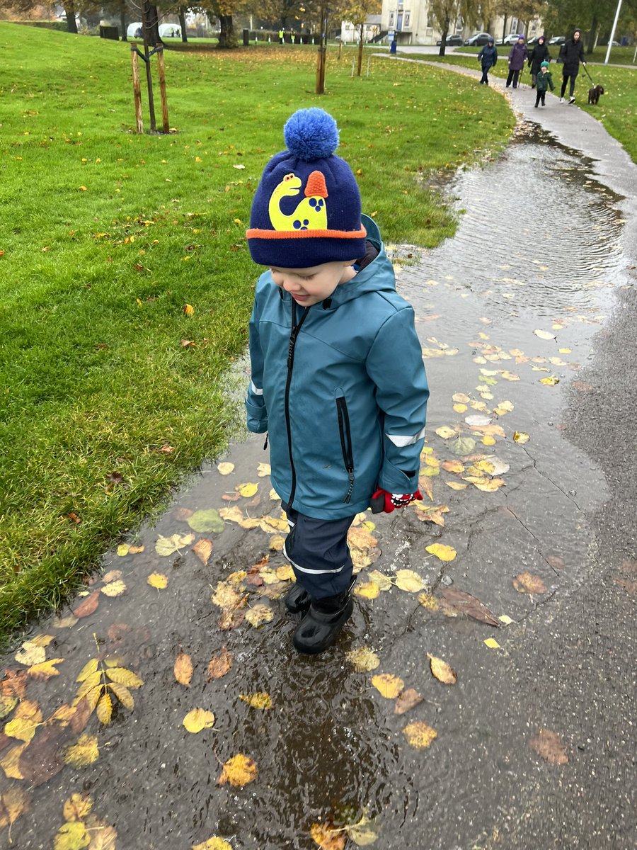 Walking the extra mile to end polio (in the pouring rain) with <a href="/RotaryElgin/">Rotary Elgin</a> #extramile #endpolio #welliewalks