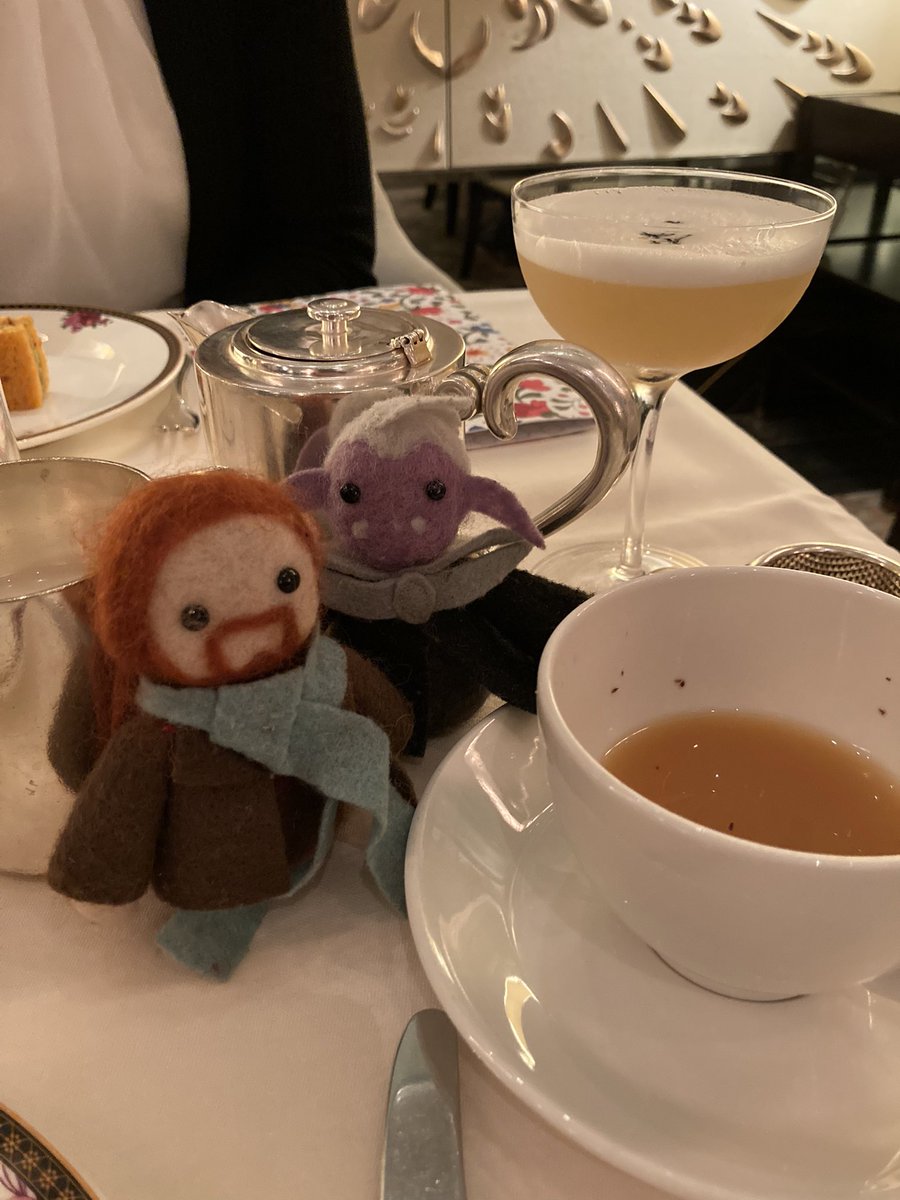 piratethextine's tweet photo. Before leaving London, the wizards had to adventure to high tea. Essek mildly disappointed that the big cup does not contain soup.
#smallessekventures #shadowbean #criticalrole #essekthelyss #CalebWidogast https://t.co/bvQNy6wckQ