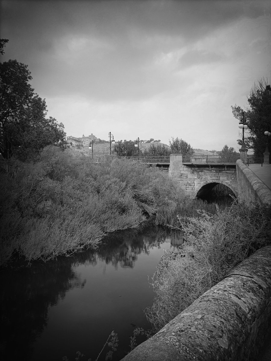 UN OJO DEL PUENTE DE PIEDRA #Soria (España) ~AlbertoCP #UnaFotografíaALaHora #ThePhotoHour #blackandwhitephotography #photography