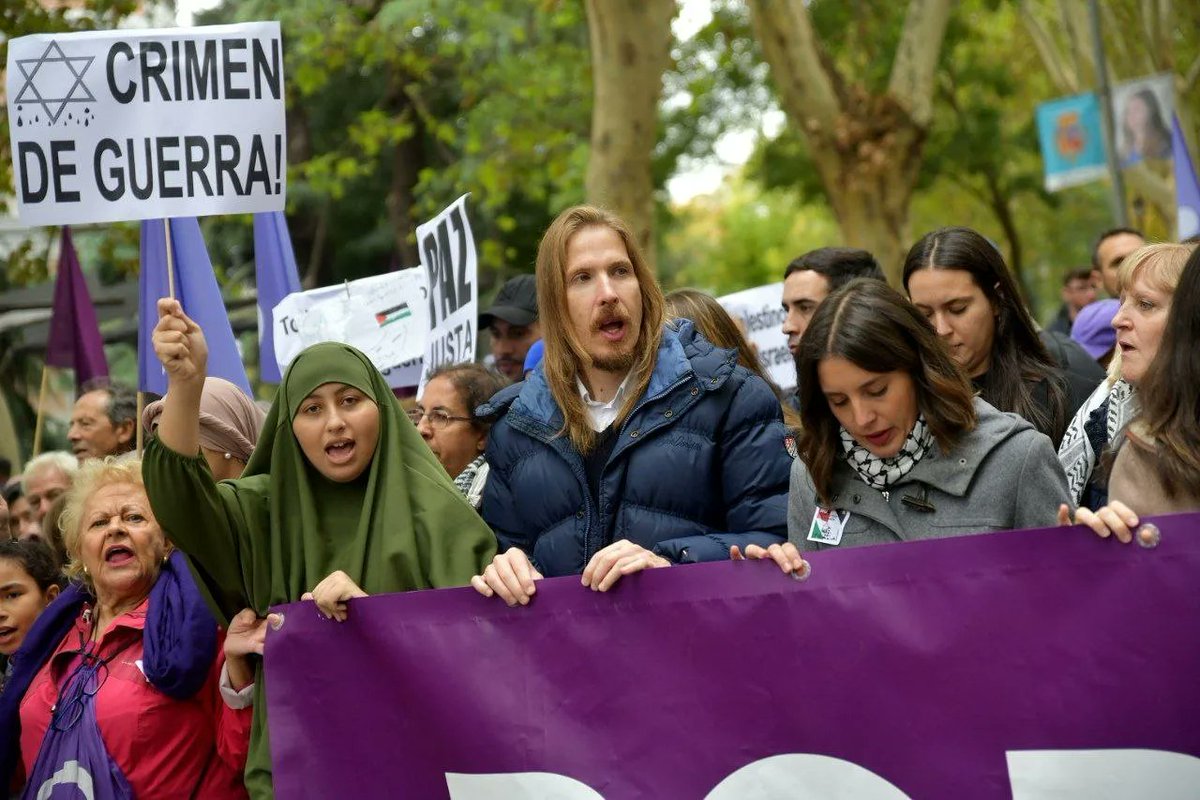 PODEMOS's tweet photo. Hoy salimos a la calle en apoyo al pueblo palestino que ahora mismo está siendo masacrado por el Estado de Israel ante la impasibidad del mundo entero.
Exigimos que Europa esté a la altura. https://t.co/NkO1PU5cB6