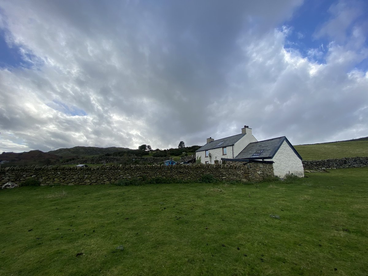 Castell Conwy basking in autumn sunshine, the Conwy Valley below. Grateful for these glorious views from the bwthyn. And for those that share in that homely feel ❤️. Falch o alw fama yn adre #adre #home #bwthynmynydd #mountaincottage #conwycastle  #dyffrynconwy #conwyvalley