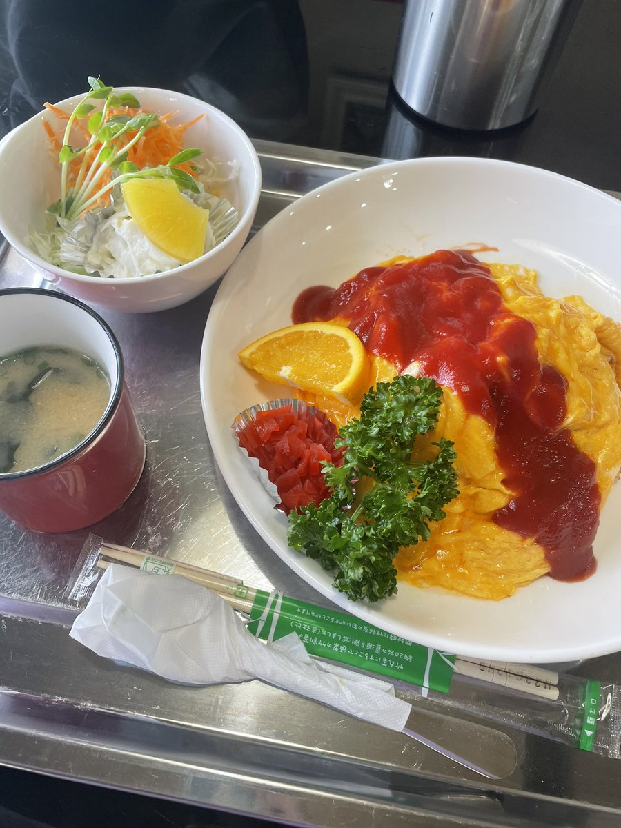 H_sssyv's tweet photo. 近所のお店に久しぶりに行ってきました🥹
退院祝いにってお店の方にご馳走してもらえちゃった、、嬉しい🥲

体重は増えないけど食欲は少しずつ戻ってきた気がします！！
明後日は病院の日だ🙏🏻 https://t.co/0VtilOEJV5