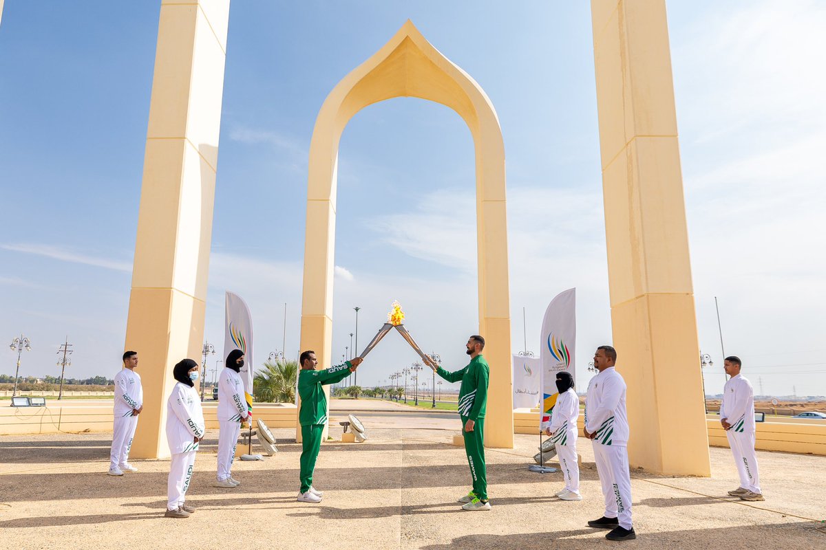 TheSaudiGames's tweet photo. يتسلّم يوسف أبو عوف لاعب كرة الطائرة شعلة #دورة_الألعاب_السعودية من البطل فهد البلوي🤩🇸🇦

📍بوابة تبوك

 #بيننا_أبطال https://t.co/3B8I8bStco