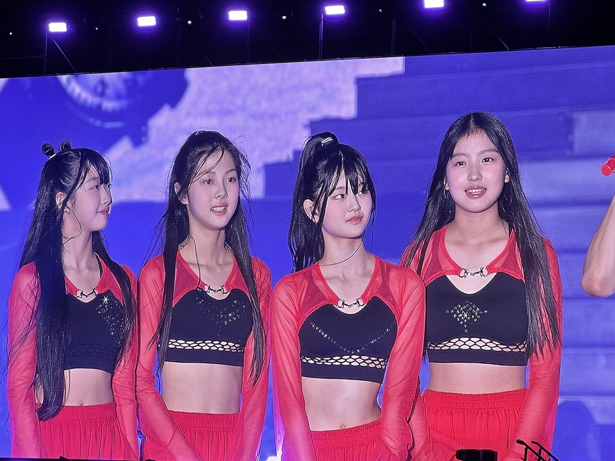 น้องๆเด็กฝึกออบิสน่ารักมากกก มีคนไทยด้วย😍😍😍

 BB AT THUNDERDOME STADIUM
#BamBamAREA52inBKKDAY2