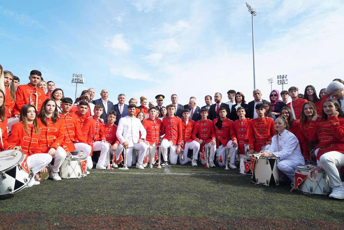 RuhiSarialpSL's tweet image. Cumhuriyetimizin 100. yılı kutlu olsun. 
Hep birlikte nice 100 yıllara. 🇹🇷🇹🇷🇹🇷
#RSSL #cumhuriyetbayramı 
#29Ekim