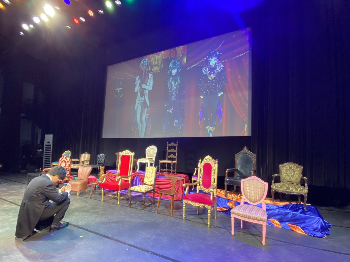 僕らの回では結構大切な役回りとなった椅子。フカフカをありがとう椅子。フカフカでいてくれてありがとう椅子。

そして終演後に椅子達を盛ろうとしてる石谷さんです。

#あくねこparty
#あくねこ