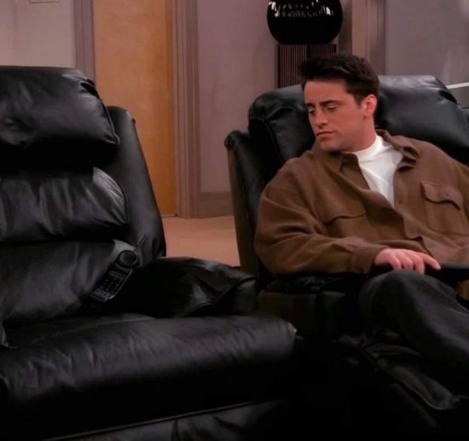 Lobuit's tweet photo. Oggi ci sentiamo tutti un po’ Joey, che guarda triste quella poltrona vuota…
Se ne va un “amico”.
Non posso sapere realmente come sia stata la tua vita, Matthew, ma a me hai fatto passare dei bellissimi momenti.
Grazie, #matthewperry https://t.co/qbcWW88q3f