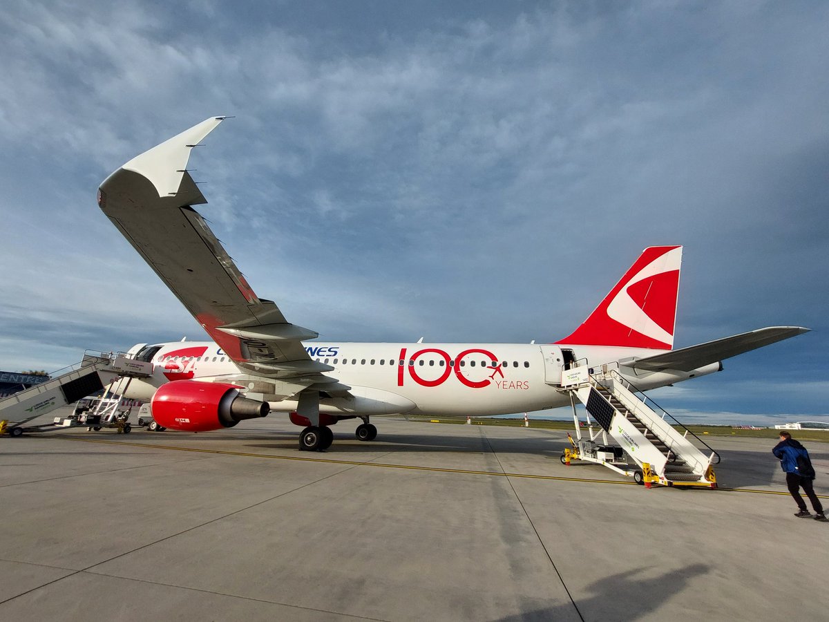 D_Zavesky's tweet photo. Vzhledem ke 100. výročí @CzechAirlinesCZ se dnes uskutečnil speciální výroční let OK1923. Plný Airbus A320 fanoušků ČSA oblétl v nízké letové hladině Česko. 😎 #flyOK #csaforever https://t.co/Q9heFKr6Wq