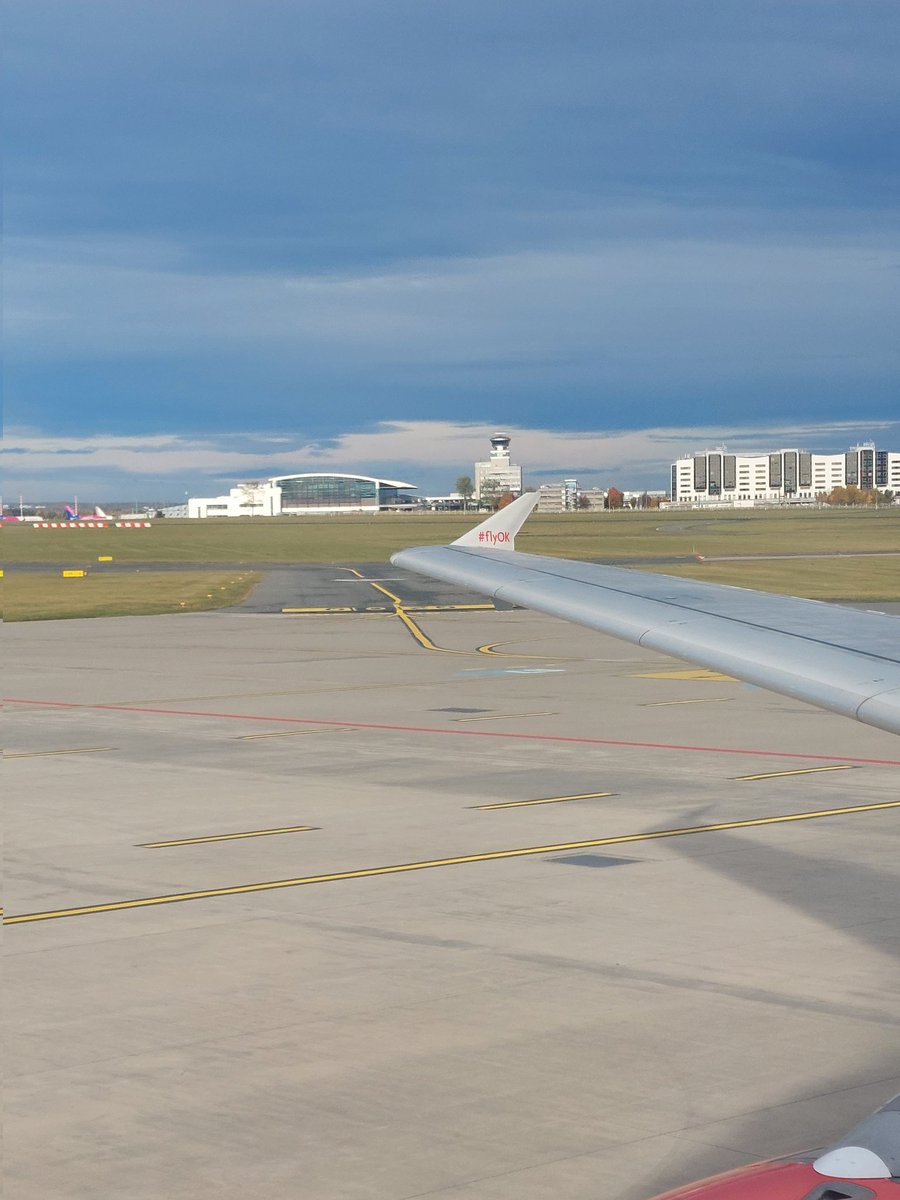D_Zavesky's tweet photo. Vzhledem ke 100. výročí @CzechAirlinesCZ se dnes uskutečnil speciální výroční let OK1923. Plný Airbus A320 fanoušků ČSA oblétl v nízké letové hladině Česko. 😎 #flyOK #csaforever https://t.co/Q9heFKr6Wq