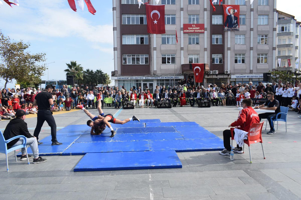 Cumhuriyetimizin 100. Yıl Dönümü Etkinlikleri kapsamında “Cumhuriyet Bayramı Kutlama Programı” Kaymakamımız Sn. Abdüssamed KILIÇ, Belediye Başkanı Sn. Hüseyin KIYMA, İlçe Protokolü, Gazilerimiz, öğrencilerimiz, gençlerimiz ve halkımızın yoğun katılımıyla gerçekleştildi.
