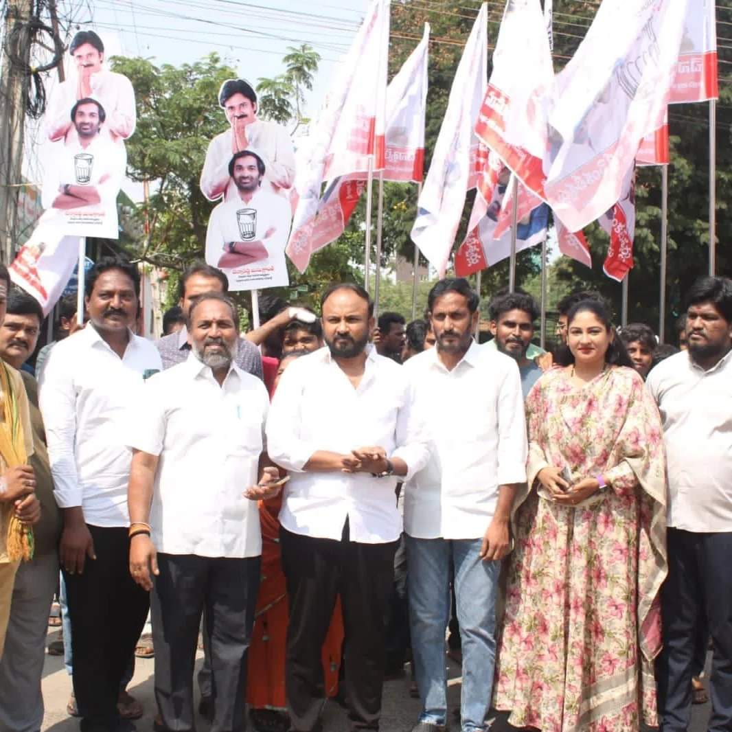 teamkotte's tweet photo. నేడు నెల్లూరు నగరం లో తూర్పు ప్రాంతాల్లో ....జనంకోసం.. జనసేన....ఘనంగా నిర్వహించిన ..రాష్ట్ర ప్రోగ్రాం కమిటీ కార్యదర్శి.. @KotteVenkatesw3 
@JanaSenaParty @PawanKalyan @NagaBabuOffl @mnadendla 
@KSSRaoJSP 
@Sujaybabujsp #janasena team nellore https://t.co/5MPYNy6YB7