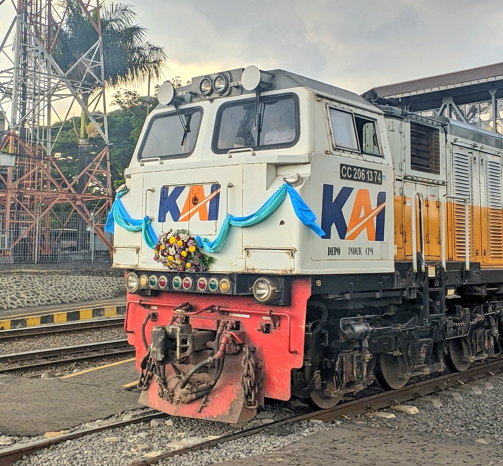 Hari ini RF+444 merayakan hari jadi KA Gajayana ke-24 yang jatuh pada 28 Oktober 2023 kemarin. Dengan menghias lokomotif CC 206 13 74 CPN yang berdinas KA 55 Gajayana hari ini.

Semoga pelayanan semakin meningkat dan selalu setia melayani pelanggan setianya.
#SalamSatuRel