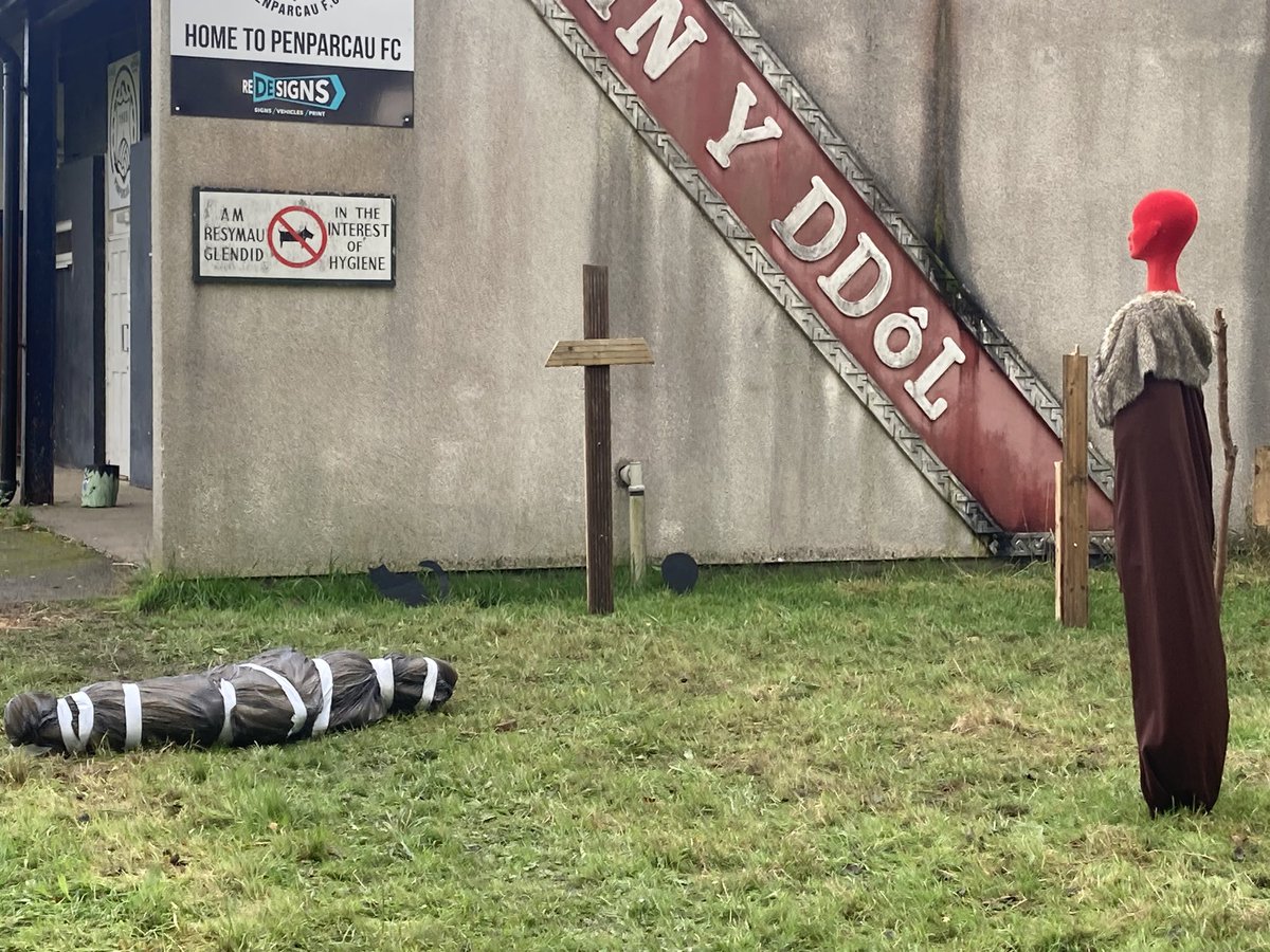 ectoann's tweet image. Min y Ddol gets a bit strange this time of year. Glad they removed the effigy of a hanging girl. One step too far, folks #halloween #penparcau