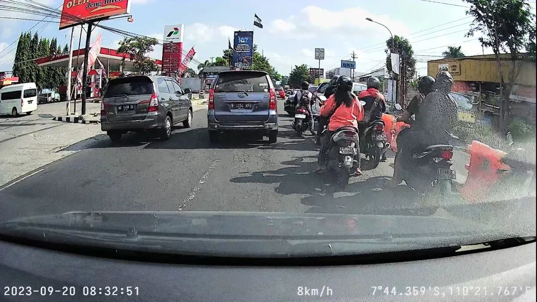 merapi_uncover's tweet photo. Kesalahan yang dilakukan secara berulang dan bersama-sama tidak membuatnya menjadi benar.

Lokasi: Jl. Magelang depan SPBU Mlati dan depan SPBU Mulungan

(Dascham.jogja ) https://t.co/r3P4RgAXSN