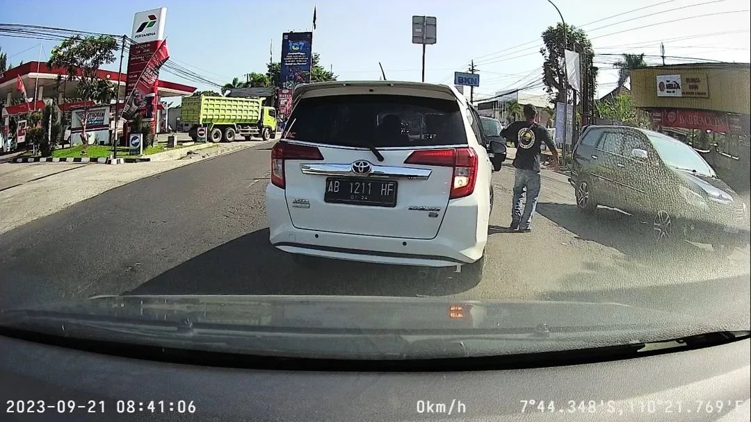 merapi_uncover's tweet photo. Kesalahan yang dilakukan secara berulang dan bersama-sama tidak membuatnya menjadi benar.

Lokasi: Jl. Magelang depan SPBU Mlati dan depan SPBU Mulungan

(Dascham.jogja ) https://t.co/r3P4RgAXSN