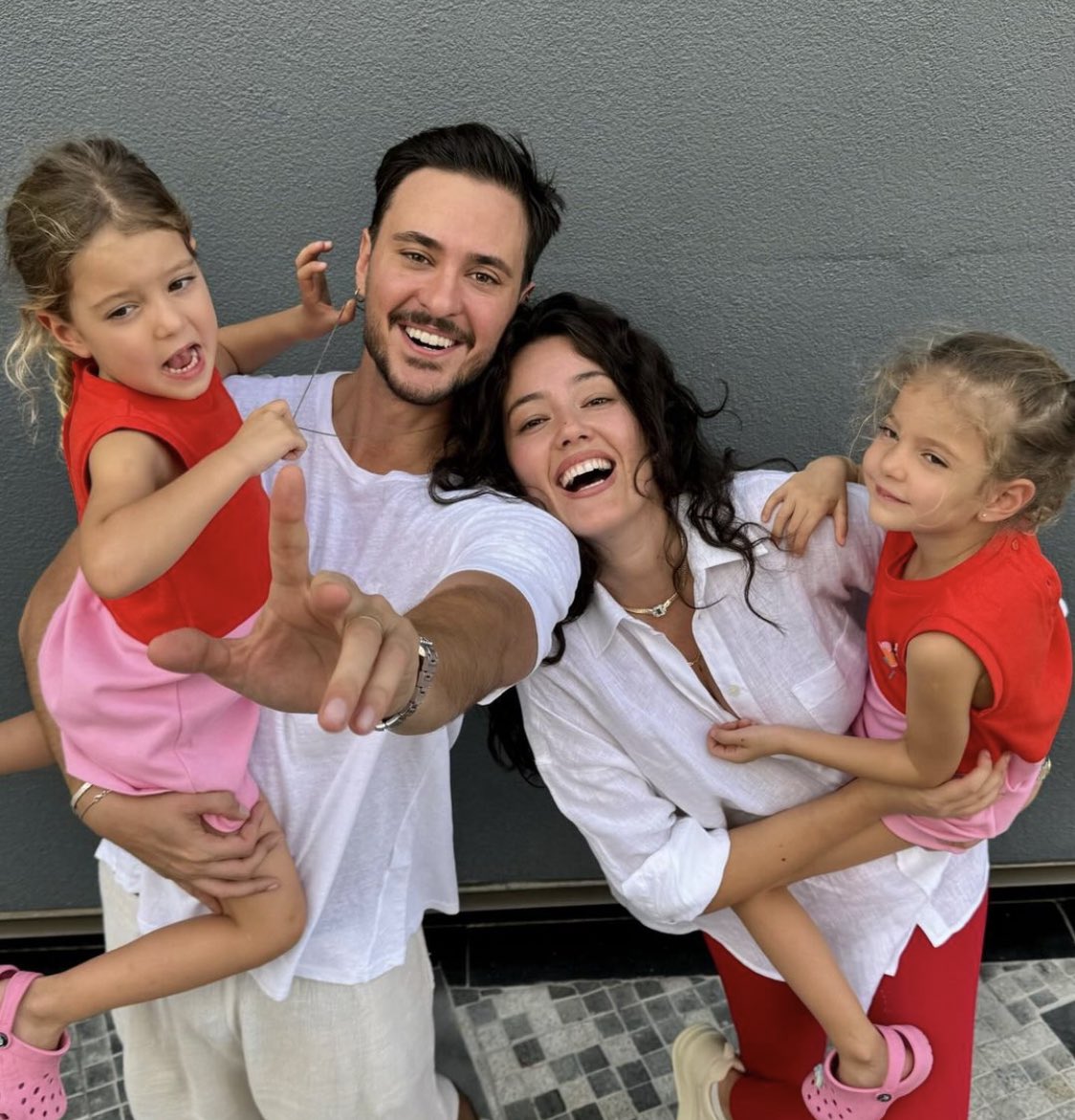 mgzn_turkiyem's tweet photo. Altan Ailesi♥️🇹🇷
#anılaltan #pelinakil #pelinakilaltan #anilaltan #anıl #pelin #alin #lina #cumhuriyetin100yılı #cumhuriyetbayramı #cumhuriyet100yaşında #keşfetteyiz #keşfet https://t.co/UUoN7lmDr3