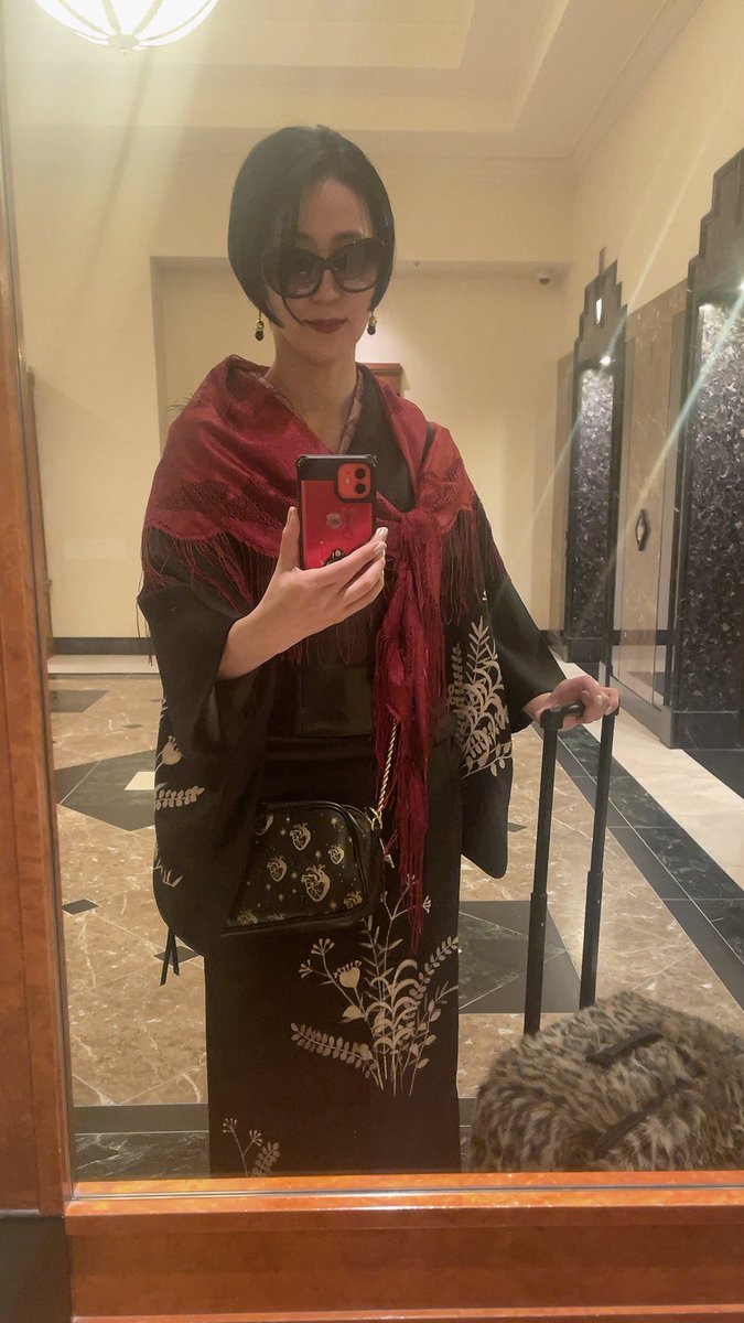 BabyDollTokyo's tweet photo. 着物歴短い緑川もやっと着崩れしないコツがやっと掴めてきました👘

さんかくちゃまのリールのお陰ですわ▲
@sankak_kimono 

「闇夜に誘う魔物のストール」に合わせて
🍷色のレースで半襟を作ってみました🍷🦇前で結ぶときは少しナナメにするのが気に入ってます🌹/M

https://t.co/Vwp48NY0Rm https://t.co/gLd5YVXhq2