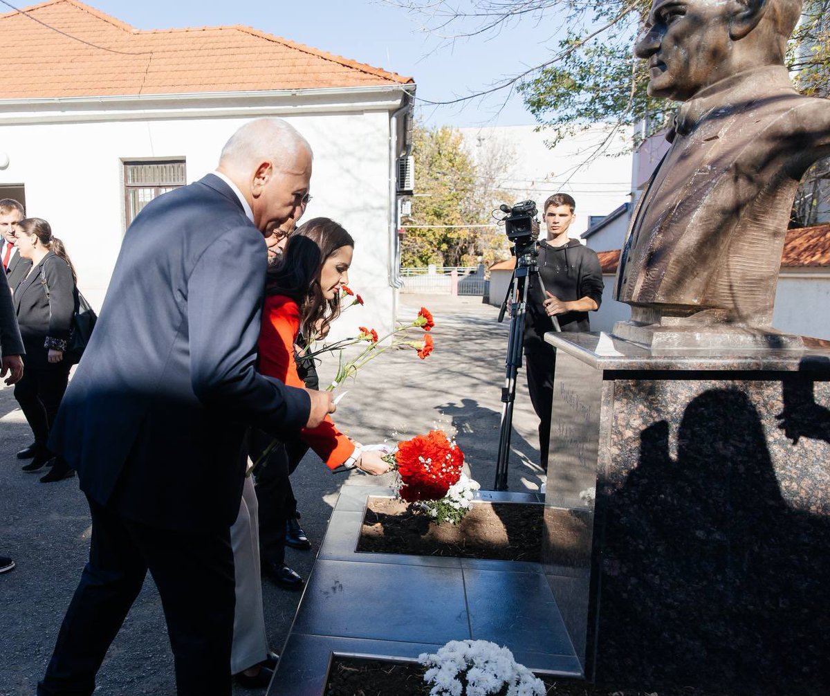 EvgheniaGutul's tweet photo. Türkiye Cumhuriyetin 100-üncü yılı günündä andık Mustafa Kemal Atatürkü, birinci Cumhurbaşkanı hem şindiki türk devletinin kurucusunu.

Başkonsoloslan barabar, sayın Adnan Hayallan, bulunduk Atatürk adına bibliotekasında hem Komradın merkezindä bulunan büstünä çiçekleri getirdik. https://t.co/Wqf48hMePe