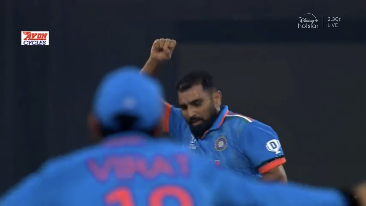 Boom..Boom…Bumrah
पहले लगता था कि पाकिस्तान जैसी घातक गेंदबाज़ी नहीं है लेकिन ये भारतीय गेंदबाज़ी का दौर सबसे श्रेष्ठ है 
what a spell  #bumrah &amp; #Shami #INDvsENG