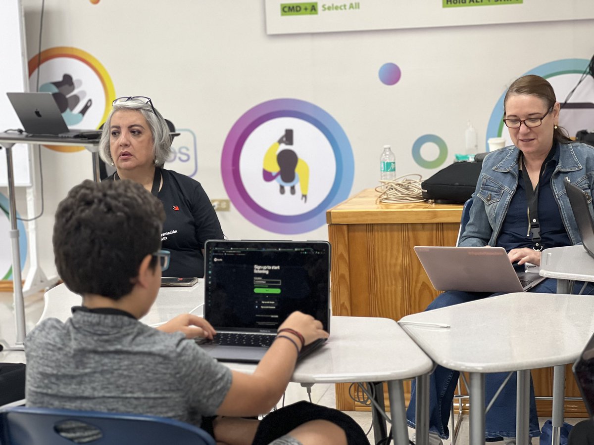 LearningDC_'s tweet photo. Programadores en Swift México, se reúne en Monterrey para que estudiantes de secundaria y preparatoria muestren sus prototipos e ideas de apps y empiecen a desarrollar sus apps con #SwiftPlaygrounds #AppleProfessionalDevelopment https://t.co/EdcSyQSoKv