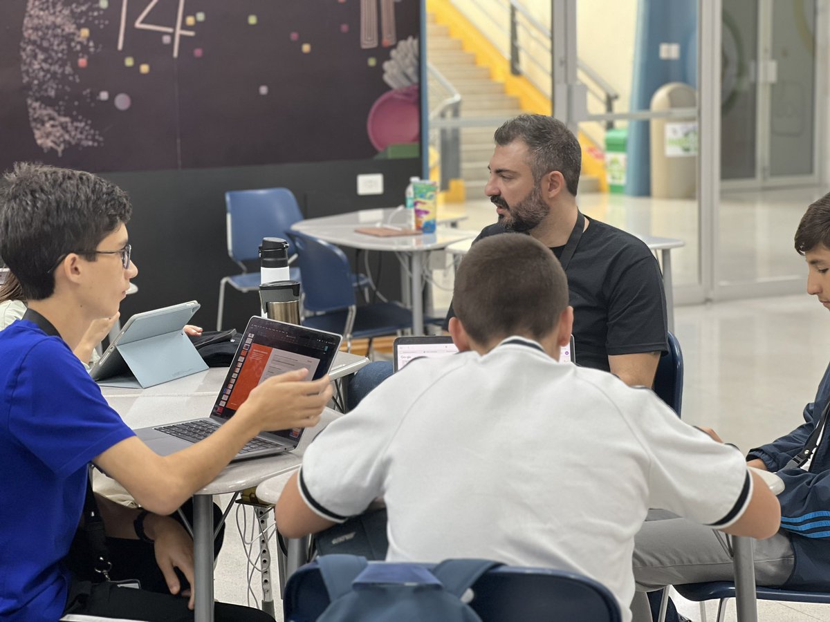 LearningDC_'s tweet photo. Programadores en Swift México, se reúne en Monterrey para que estudiantes de secundaria y preparatoria muestren sus prototipos e ideas de apps y empiecen a desarrollar sus apps con #SwiftPlaygrounds #AppleProfessionalDevelopment https://t.co/EdcSyQSoKv