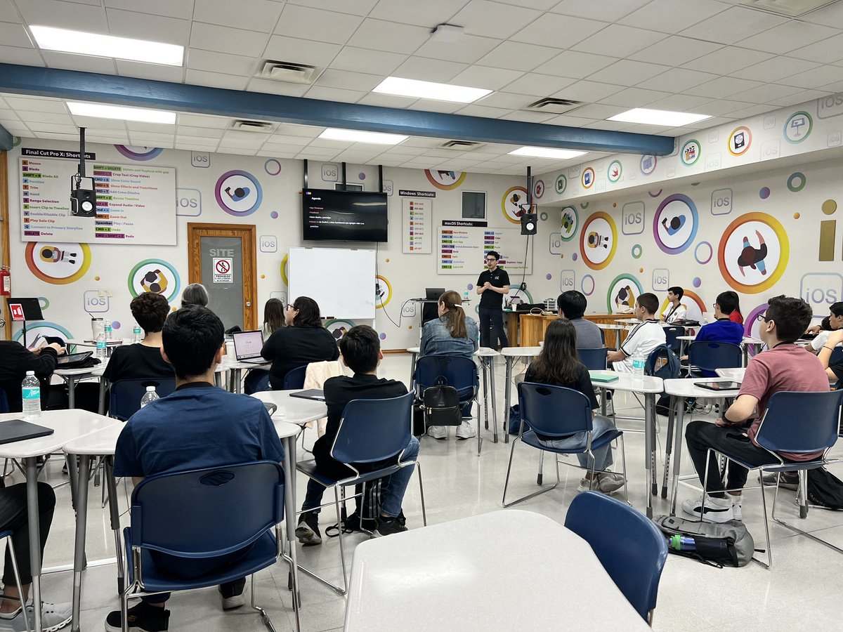 Programadores en Swift México, se reúne en Monterrey para que estudiantes de secundaria y preparatoria muestren sus prototipos e ideas de apps y empiecen a desarrollar sus apps con #SwiftPlaygrounds #AppleProfessionalDevelopment