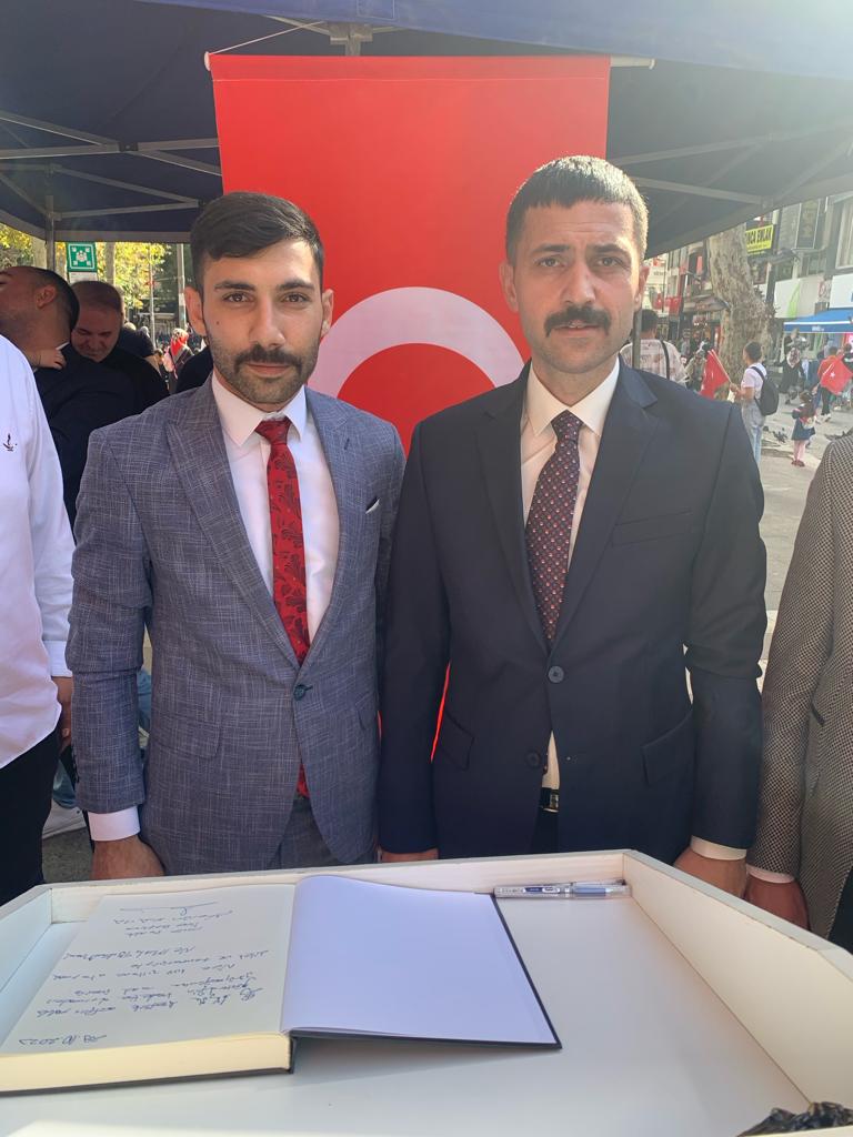 MHPpendik_'s tweet photo. Pendik Ülkü Ocakları İlçe Başkanlığımızın organize ettiği, Türkiye Cumhuriyeti'nin 100. yılına özel 100.000 parçadan oluşan dev Türk bayrağı projesine katılım sağladık. Her parça, birlik ve beraberliğimizi temsil ediyor!

#milliyetçihareketpartisi #mhppendik #pendikmhp #mhpistanbul
