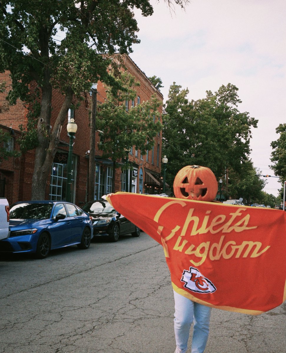 ready for a spooktacular @Chiefs win 👻 🏈 🎃 happy game day, KC!