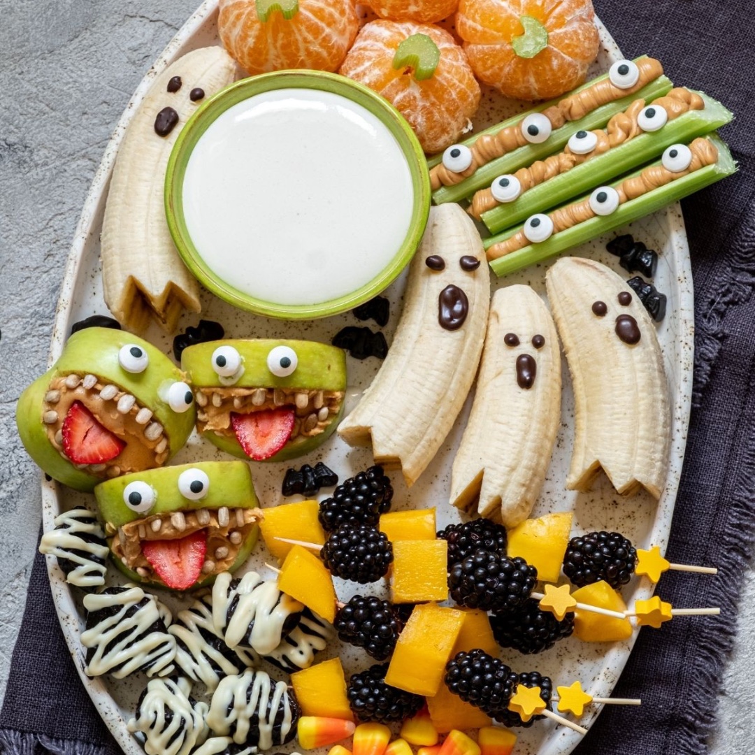 #Moms #Dads Here are eight DIY treats and snacks, perfect for the spooky holiday. They’re sure to bring a smile—and they’re healthy to eat! #HalloweenTreats bit.ly/3BVMwi1