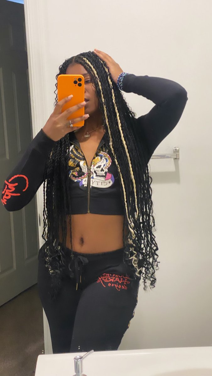 1TinkShorter's tweet photo. 🤟🏾🎸 https://t.co/wKG2FZZk34