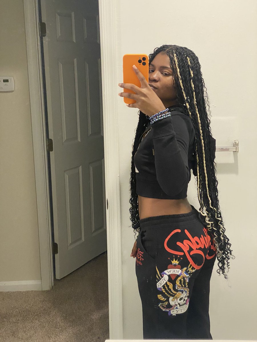 1TinkShorter's tweet photo. 🤟🏾🎸 https://t.co/wKG2FZZk34