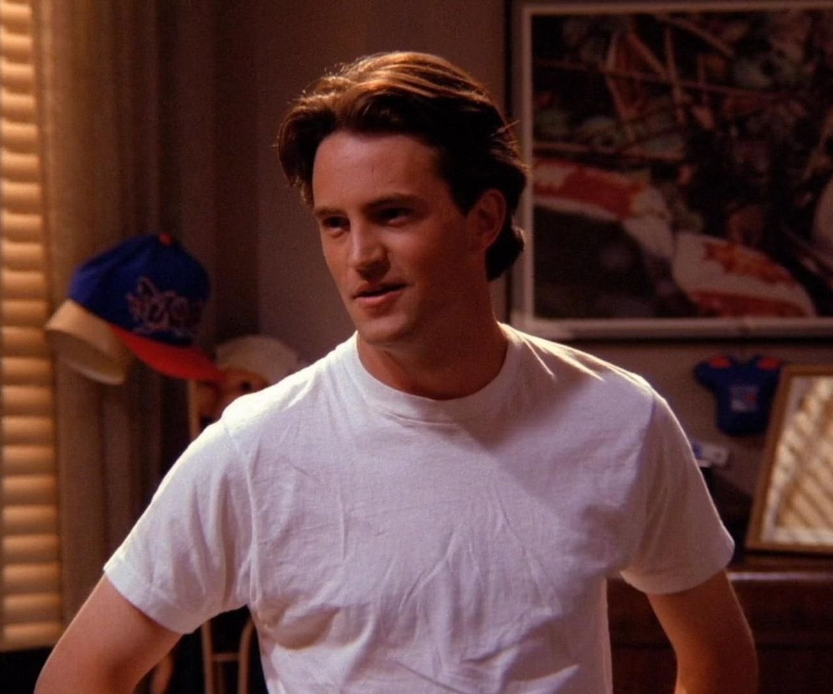 FranciscoSolaOK's tweet photo. Mi personaje favorito siempre fue y será Chandler. Es inevitable no sentir empatía y conexión con él. Una persona con serias dificultades emocionales al tener traumas no resueltos que generaban relaciones disfuncionales, trabajos que no iban con su coherencia emocional pero que, con el tiempo, con mucho miedo y paciencia, se anima a sanar, a vivir el misterio del amor sano.