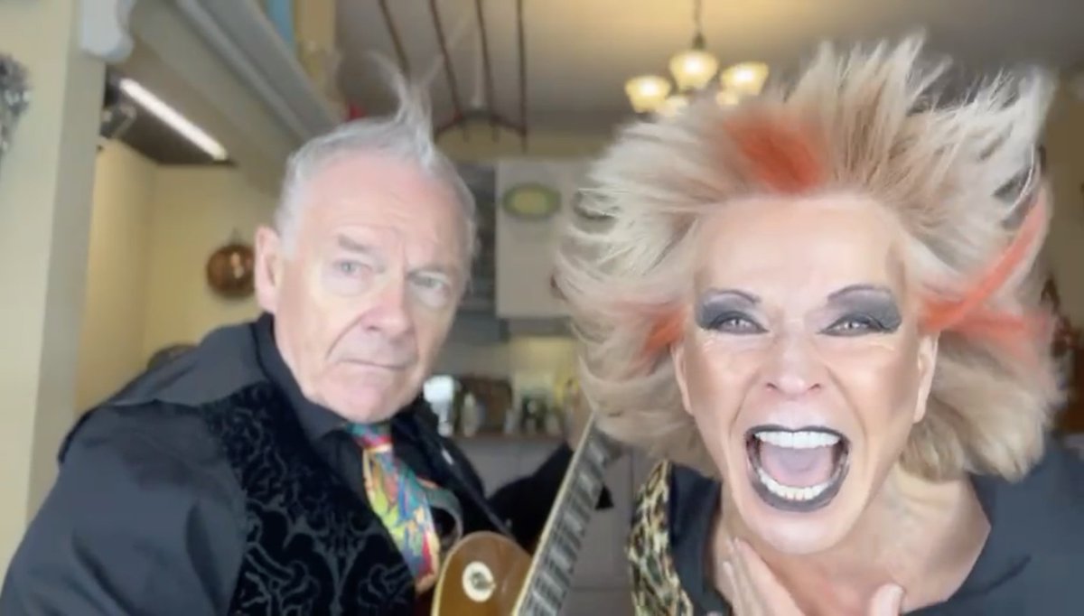 🦇#Toyah & #RobertFripp are no strangers to #Halloween shenanigans. 2023 is no different. Today, there’s tricks AND treats in store with a brand new Sunday Lunch 🕷️youtu.be/UuXo1A1W8ow?si… @xyztheband @frippofficial