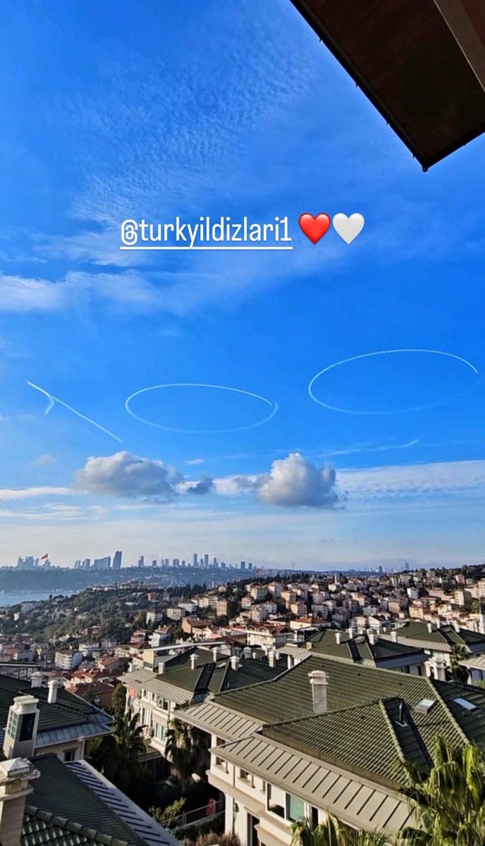İstanbul Boğazı en büyük geçit töreni Türk Yıldızları Cumhuriyetimizin 100'üncü yılında istanbul Boğazı semalarına  '100' yazdı. #solotürk #türkyıldızları  😍🇹🇷