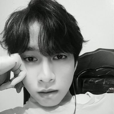 mi5z_aLLiaNa's tweet image. True friends are like a safe harbor in a storm.