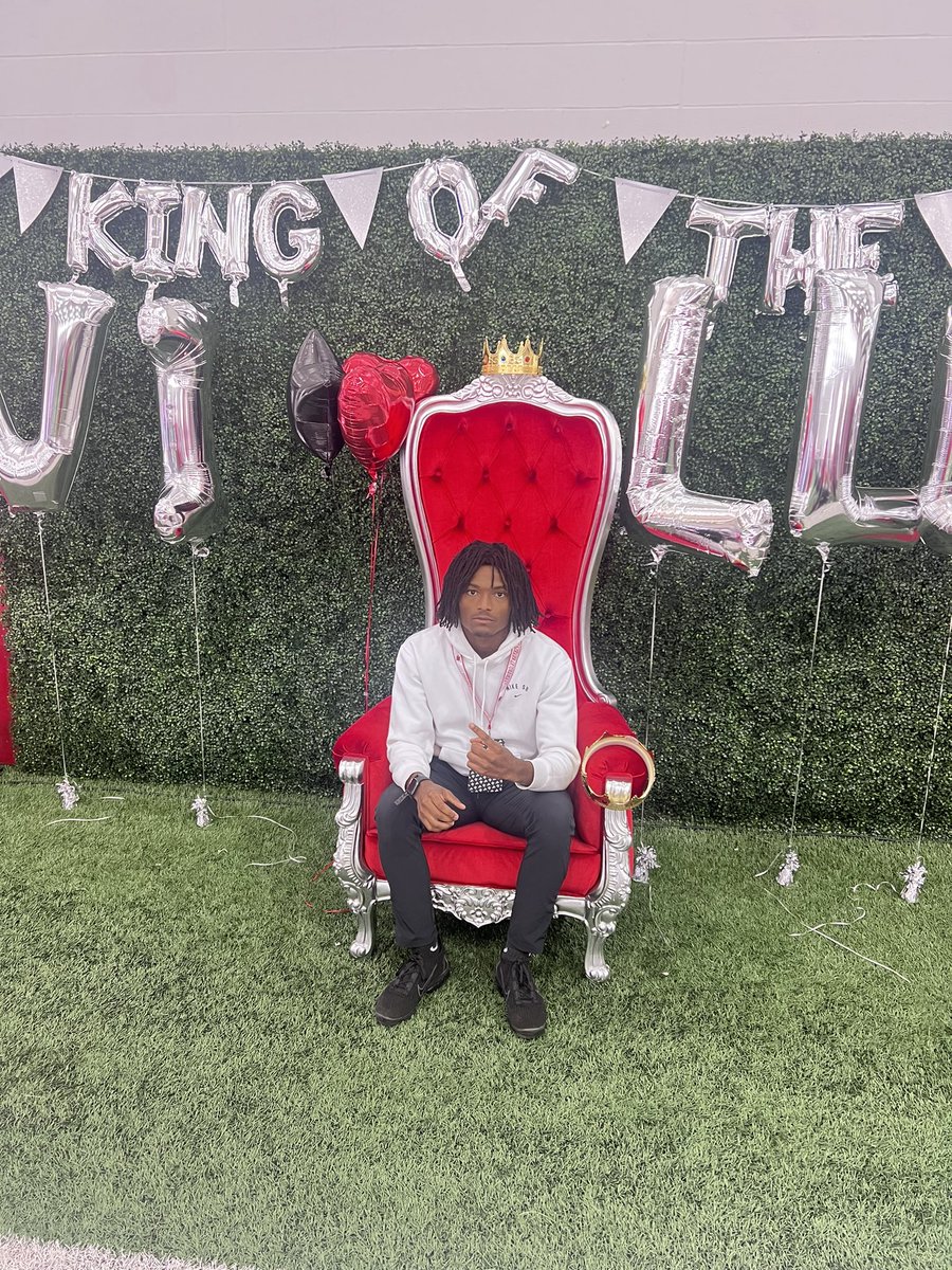 JadenLeeWilliam's tweet photo. I really enjoyed my visit at @LouisvilleFB this weekend , hats off the to coaches for the hospitality @CoachSteveEllis @CoachRonEnglish @CoachJHova @ULFBRecruiting @jdemling #gocards https://t.co/vOQAHv5gfI