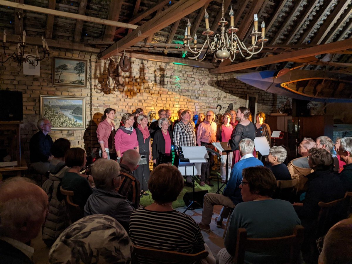 PrismaVokal's tweet photo. Und schon ist das #Konzert wieder vorbei. Die Scheune war krachend voll und wir hatten viel Spaß. #Mommenheim, wir kommen gerne wieder! https://t.co/DNGuDwlYgl